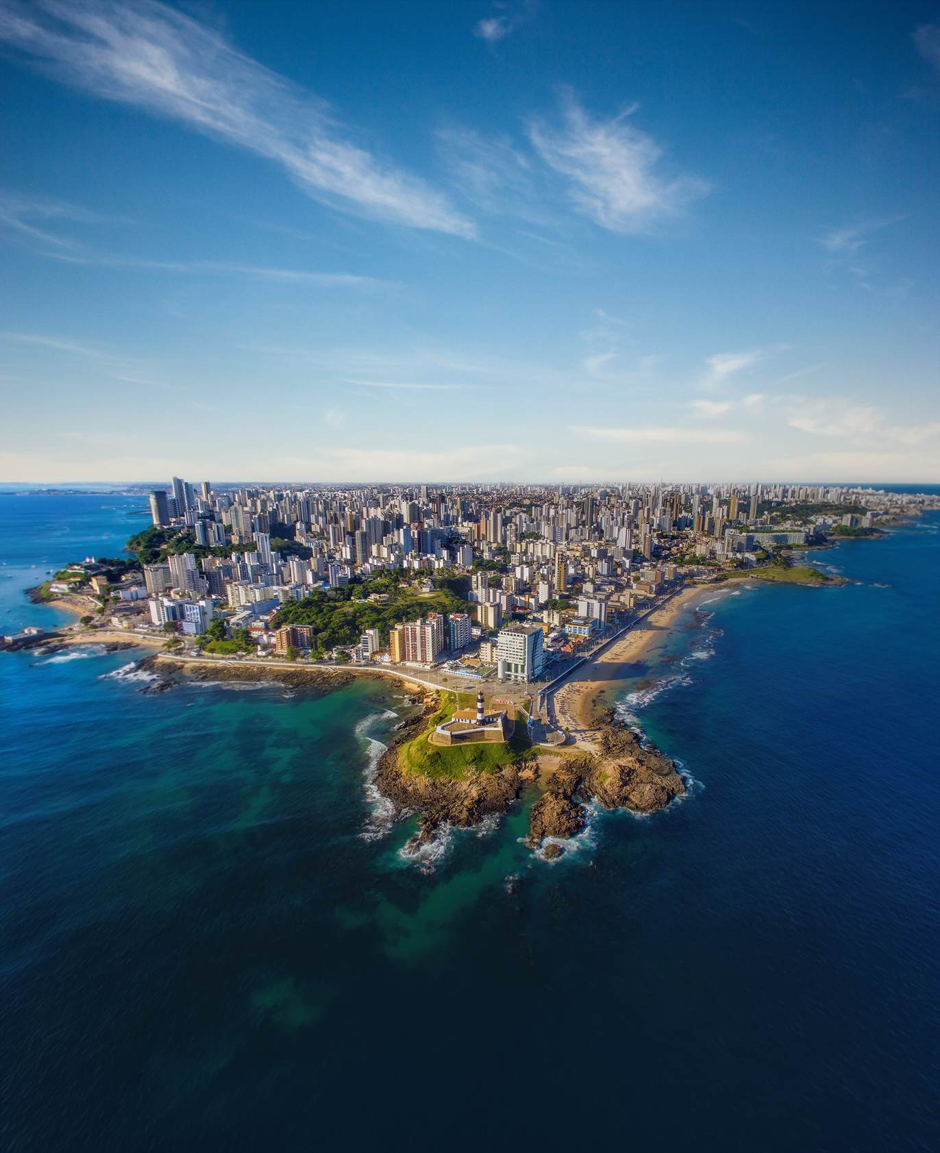 Vista aérea de Salvador, com o Farol da Barra e o mar