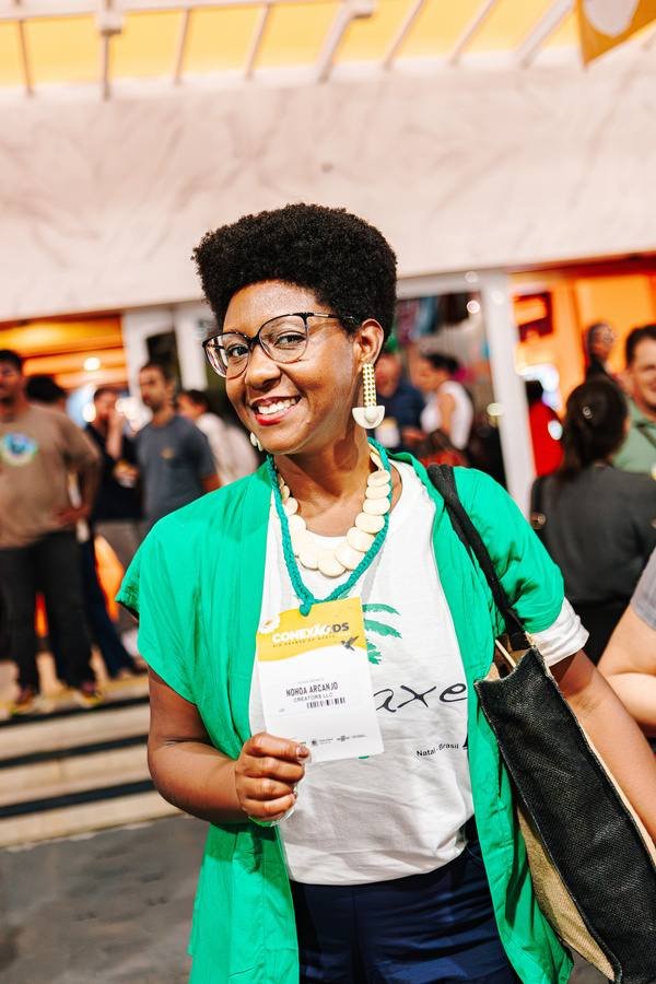 Participante sorridente circulando pelo evento